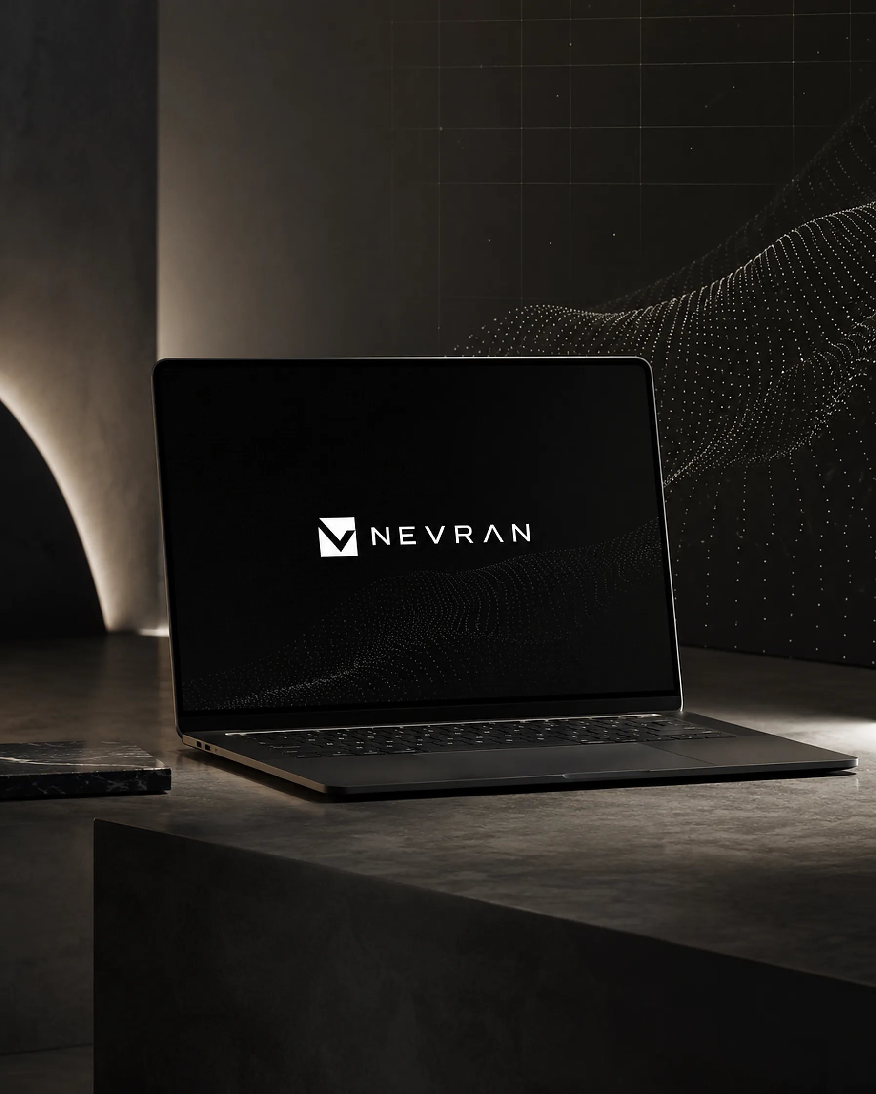 Notebook aberto sobre uma bancada escura, exibindo a marca Nevran na tela.